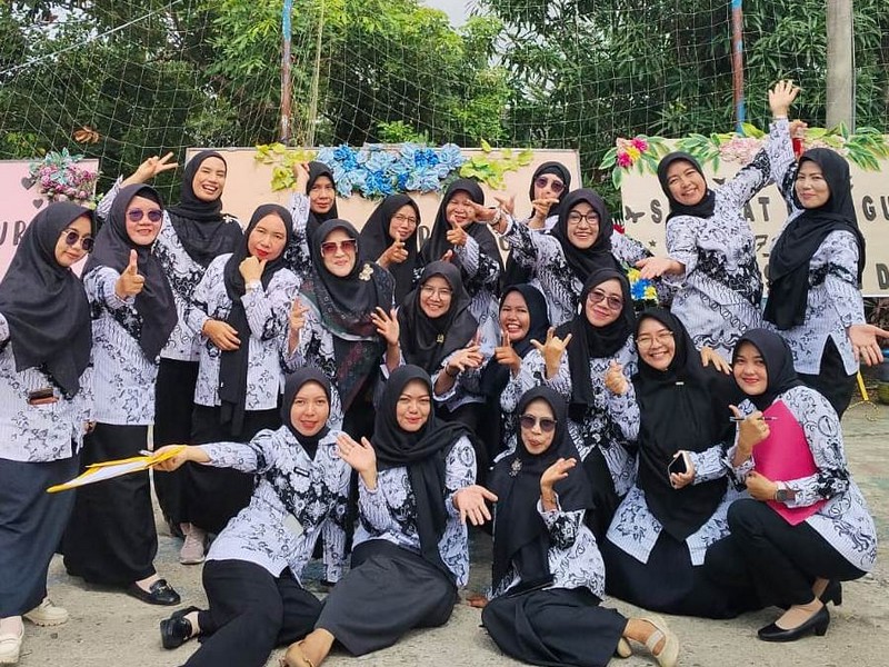 Semangat Guru SMANDA : Upacara Peringatan HGN Tahun 2025 SMA Negeri 2 Muara Enim